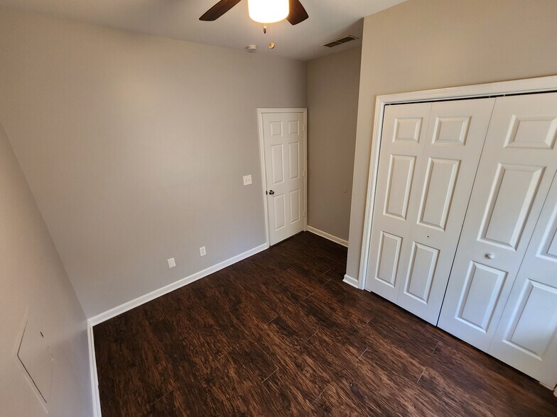Building Photo - Room in Duplex on Hall St NW