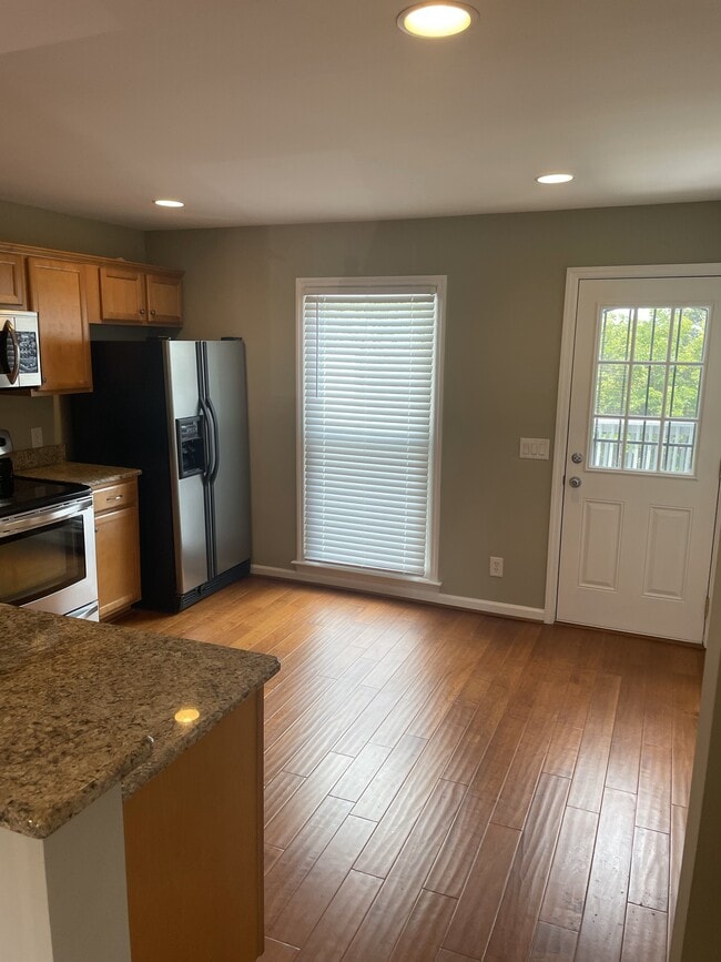 Kitchen - 724 Due West Ave N