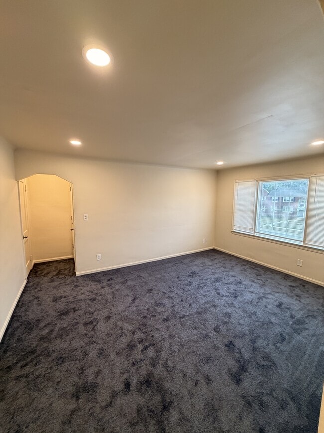 Building Photo - 9384 Rutherford St