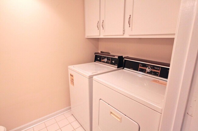 Building Photo - COMING SOON:2 bedroom townhome in Uptown Charlotte!