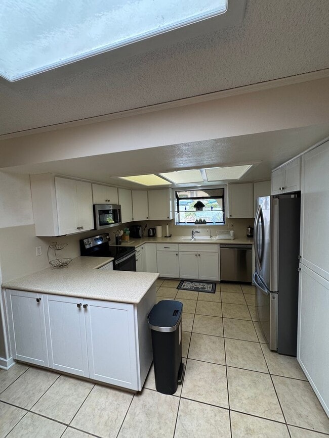 Building Photo - Fully Furnished Home Near the Beach in Gro...