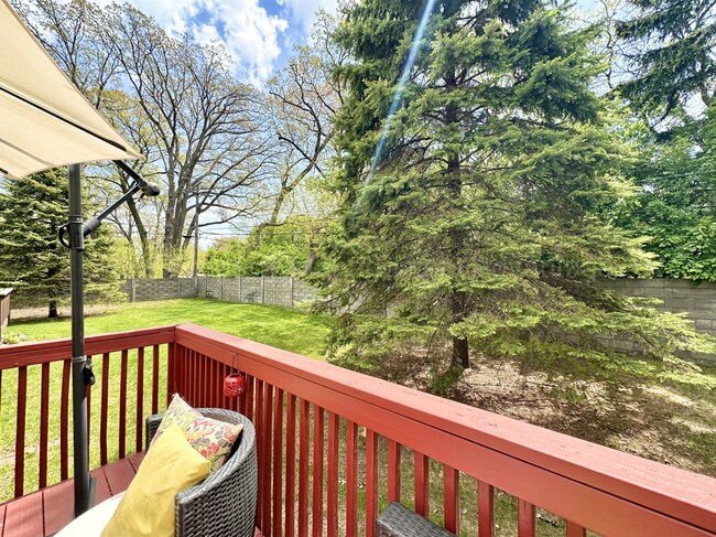 Building Photo - Beautifully Updated 2-Bedroom Townhouse w/...