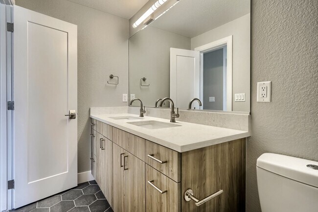 Building Photo - 3 bedroom / 3.5 bath Townhome + 2 Large Flex Spaces & Spacious Roof Top Deck!