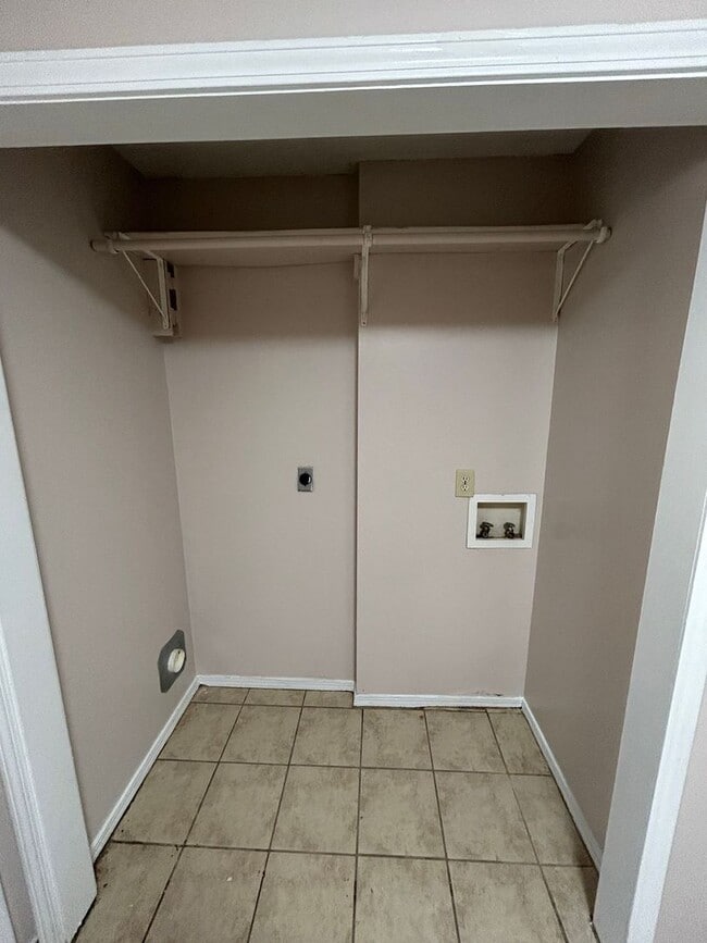 Building Photo - Carrollton Apartment in the City Limits!