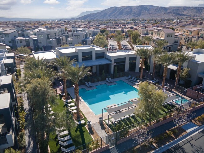 Building Photo - Luxury Summerlin townhome in resort style gated community