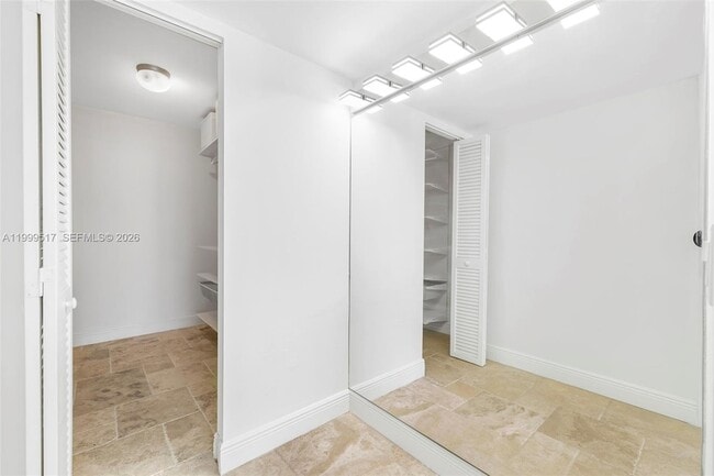 Building Photo - 1420 Brickell Bay Dr