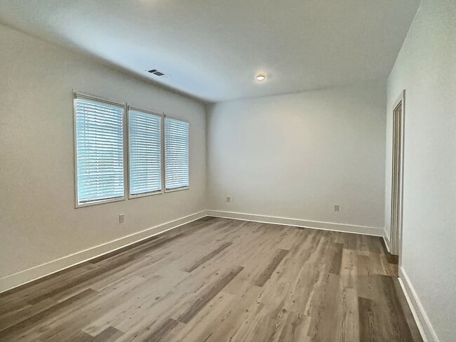 Building Photo - Flat for Rent in Hampstead! First month’s rent FREE!