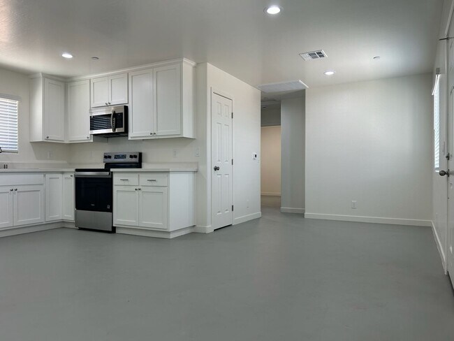 Building Photo - 1340 W Mariposa Ave