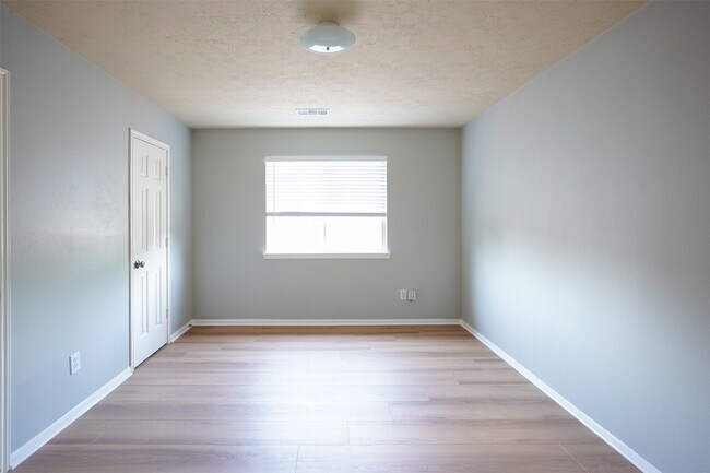 Building Photo - 2403 Blue Shadow Dr