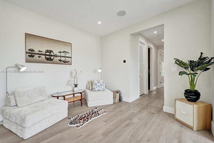 Building Photo - 1101 NE 16th Ter