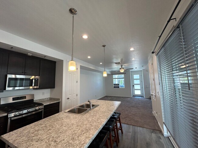 Building Photo - 3 Bedroom 2.5 Bathroom Townhouse in Payson, Utah!