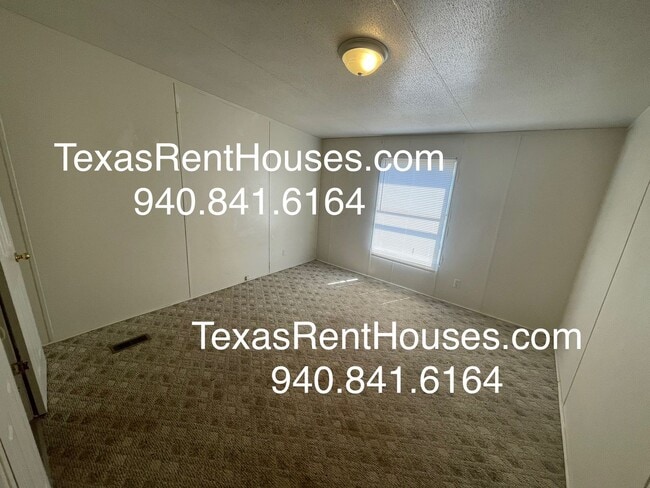 Building Photo - Massive home ready for rent near Legacy Hi...