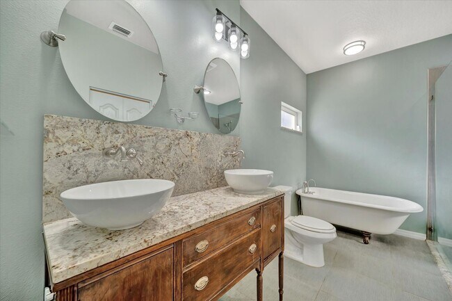 Building Photo - Beautiful 4 bed/ 3.5 bath Rental ~ Coming September