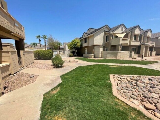 Building Photo - 2035 S Elm St