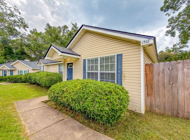 Building Photo - LOVELY SE 3/2 w/ New Paint, Fireplace, Fenced Yard, Vaulted Ceilings, Washer/Dryer, & No Carpet! ...