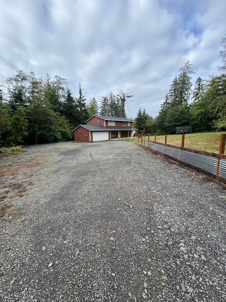 Large driveway - 35141 Boman Ln