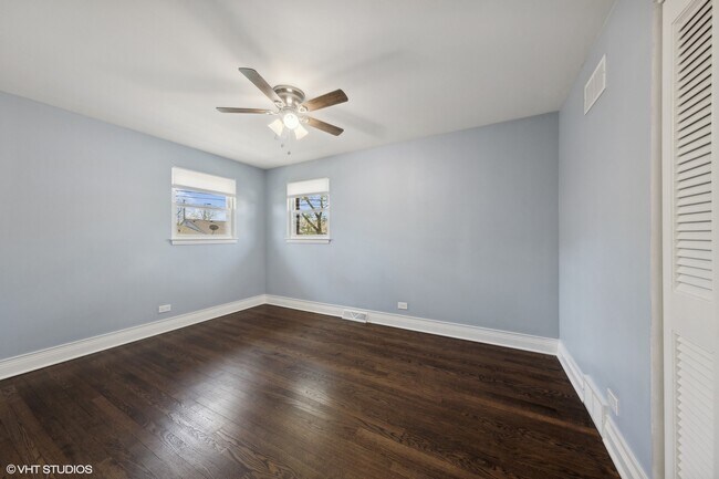 Building Photo - 910 Meadowcrest Rd
