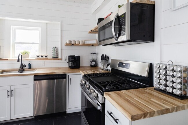 Building Photo - 10628 Lee Ave