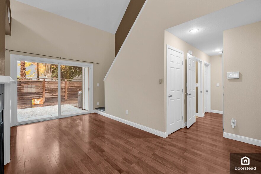 Building Photo - 1714 Somerset Pl