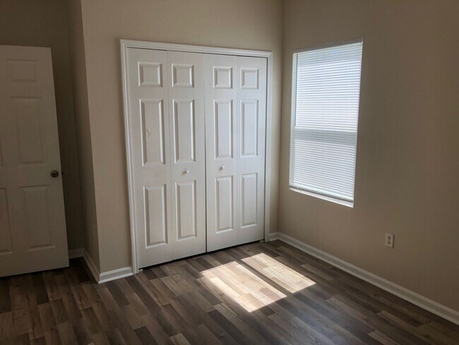 Building Photo - Large 5 Bedroom, 3 Bathroom Single Family Home