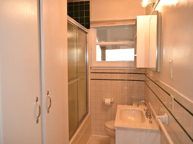 Building Photo - 241 Sunset Dr