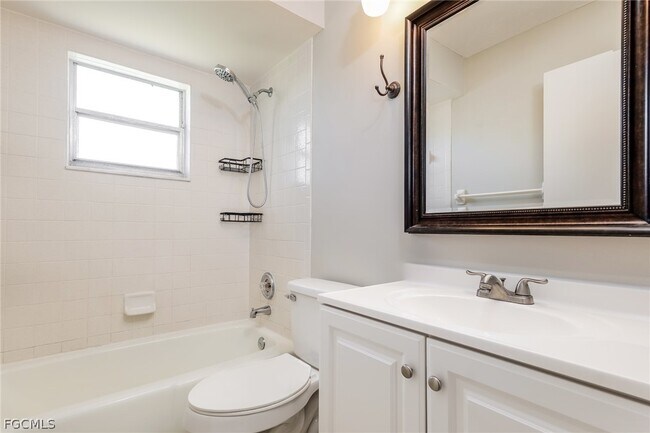 Building Photo - 1122 SE 17th St