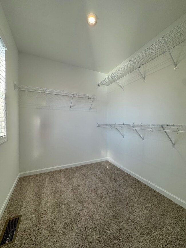 Building Photo - Newly Built End-Unit Townhome in Blacksburg - SHORT-TERM lease