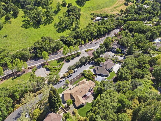 Building Photo - 618 Banister Ln