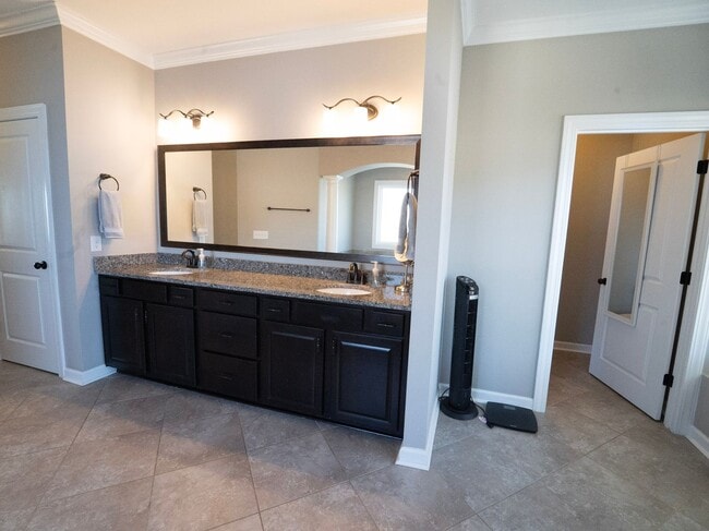 Building Photo - Elegant Richmond Hill Home with Screened Patio & Lagoon Views