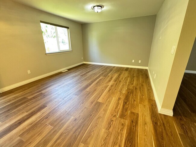 Building Photo - Fully updated 3 bed/2.5 bath home