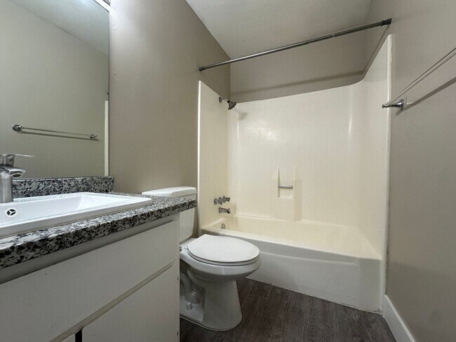 Building Photo - 2 Bedroom Upstairs Condo with Bonus Room Near UNLV!