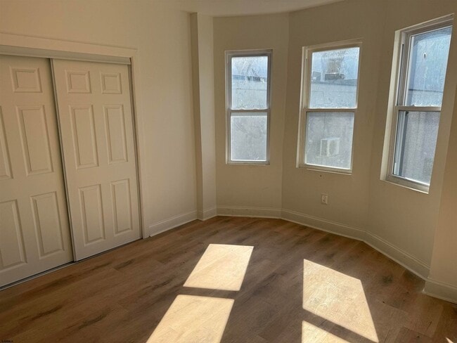 Building Photo - 2417 Pacific Ave