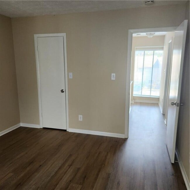 Building Photo - 293 Country Club Dr