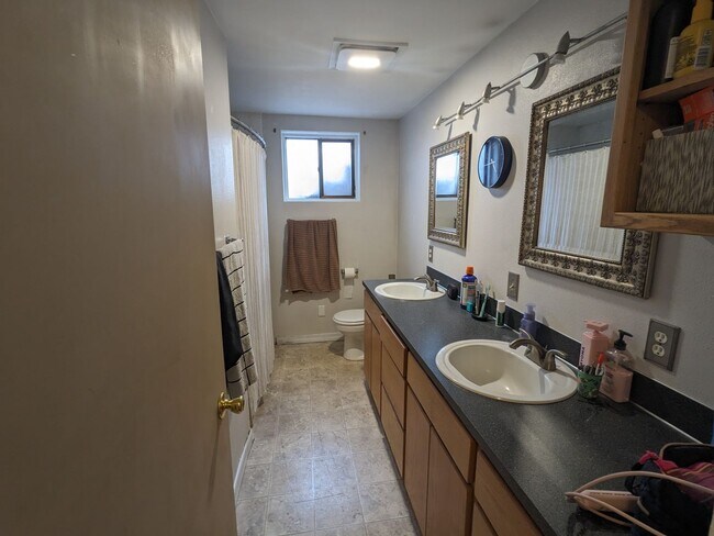 Building Photo - Cherry St Duplex