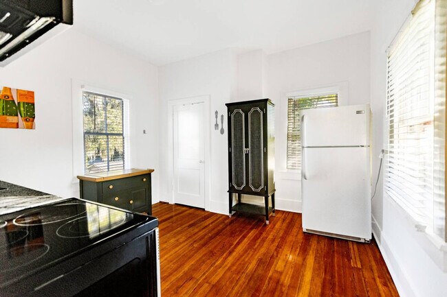 Building Photo - 205 SE 7th St