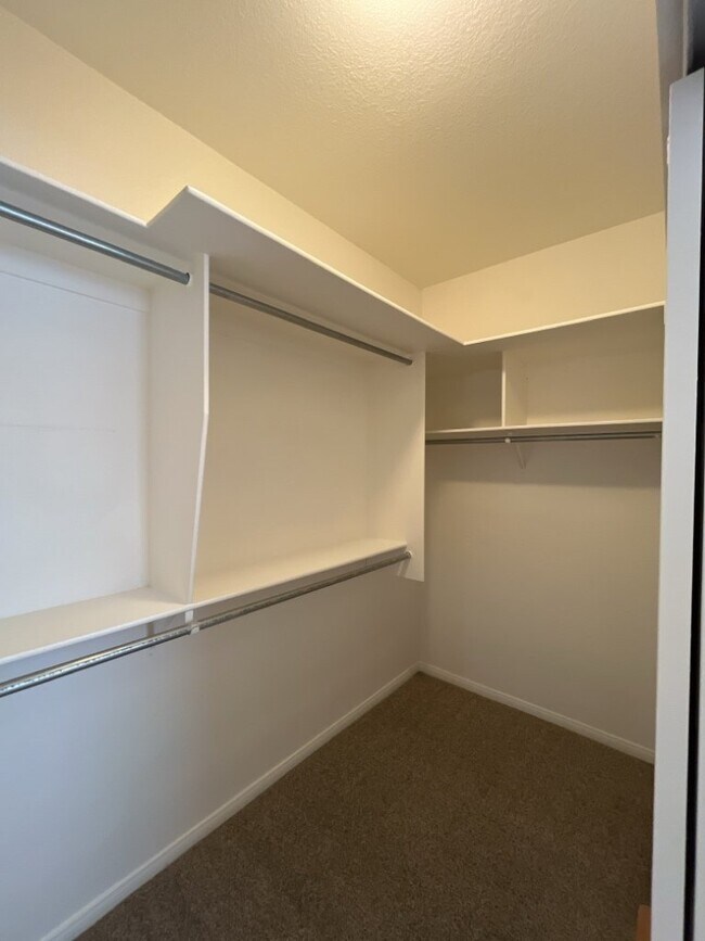 Building Photo - GET READY FOR SUMMER IN THIS BEAUTIFUL 5 BEDROM 3 BATHROOM HOME WITH A STATE OF THE ART APPLIANCE...