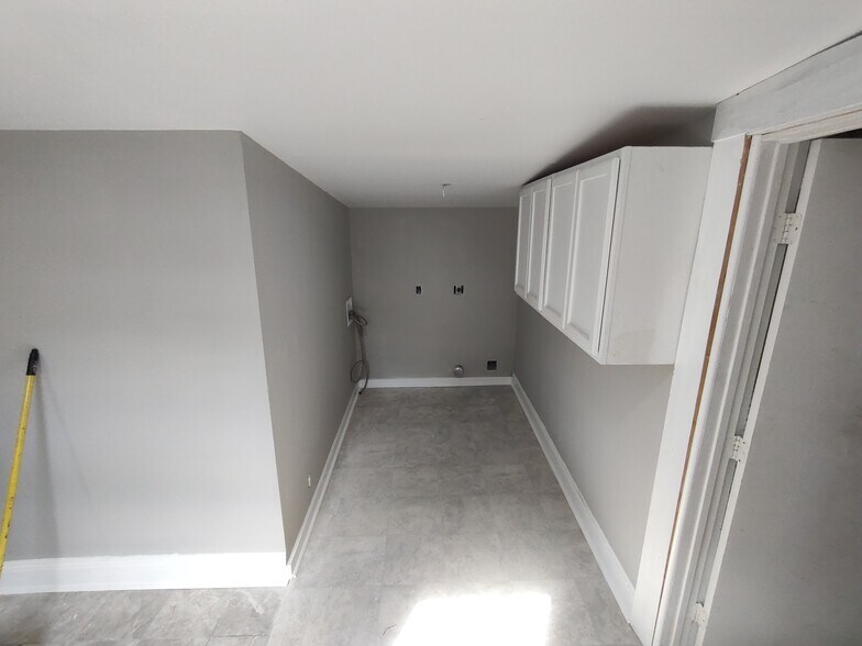 Laundry: Washer and dryer hookups - 208 E 9th St