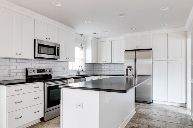 Building Photo - 3 Bedroom Rancher in Chesterfield! ***Avai...