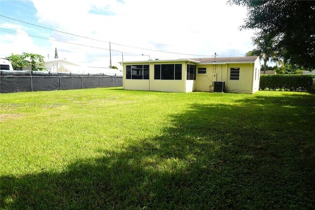 Building Photo - 1000 NE 13th Ave