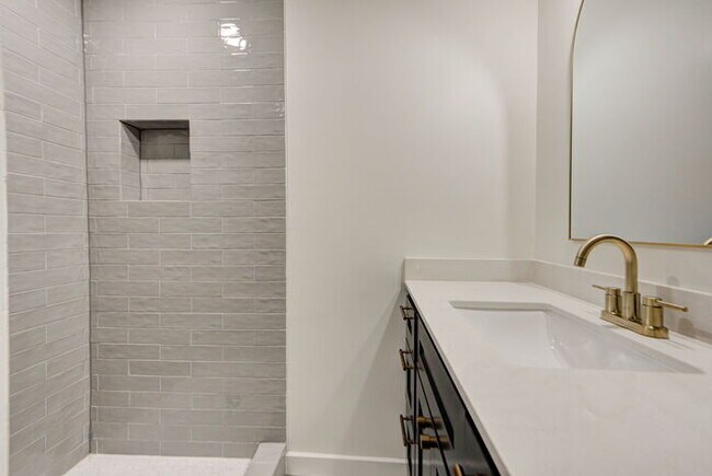 Building Photo - Fully Renovated 4 Bed, 2 Bath Near Campus!
