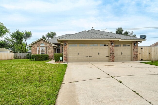 Building Photo - Amazing 4BD/3BTH home with a 3 car garage ...