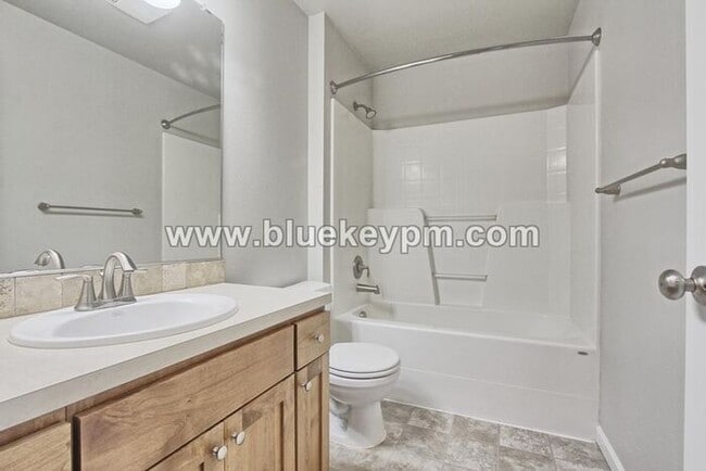 Building Photo - Unique 4 Bed, 2.5 Bath Home Near Burnt Bridge Creek Path