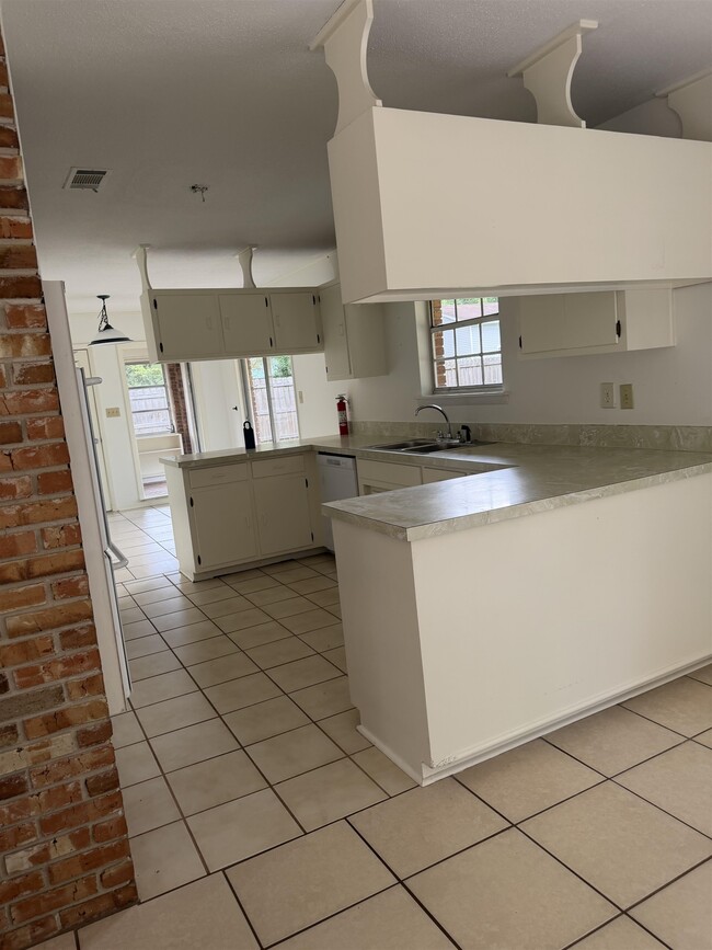 Building Photo - 1932 Shady Oaks Dr