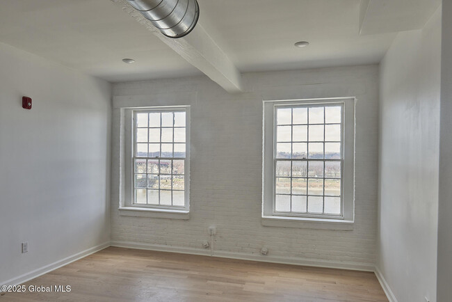 Building Photo - 145 River St