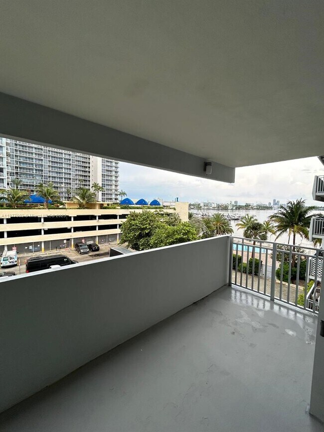 Building Photo - 7545 E Treasure Dr