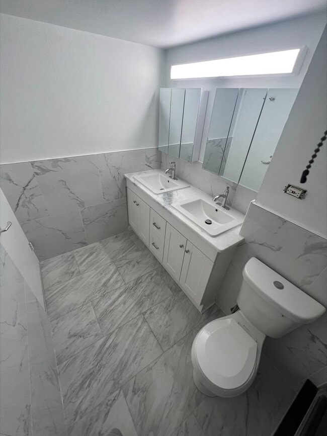 Building Photo - Luxury 1 Bedroom with Balcony, Pool & City Views – Hopkinson House