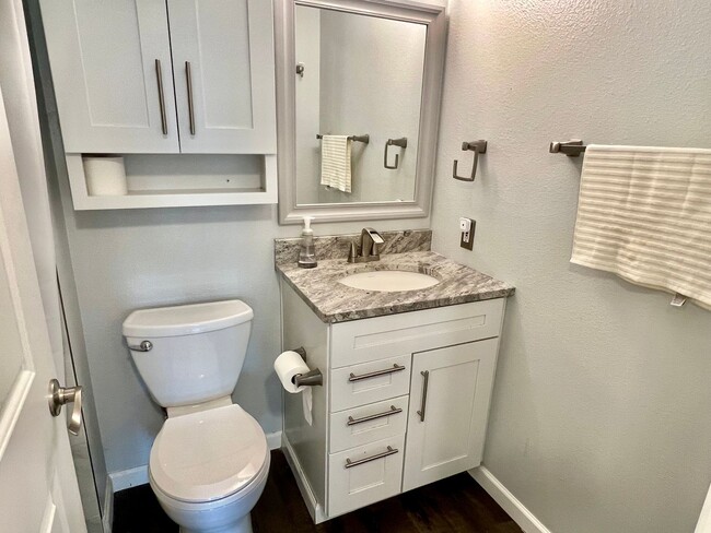 Building Photo - Woodinville ~ Woodland Hills Condo