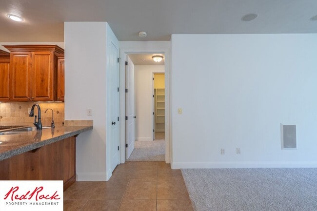 Building Photo - Remarkable 3 Bedroom Condo Next to Sunbroo...