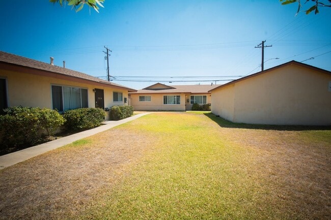 Building Photo - 308 N Azusa Ave