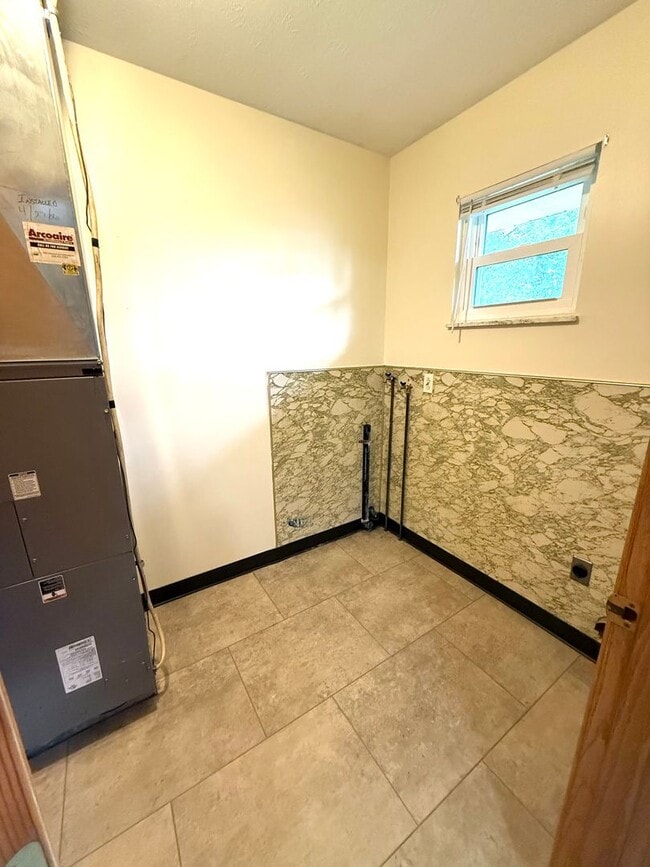 Building Photo - 2-bedroom Brick Bungalow in Belpre!